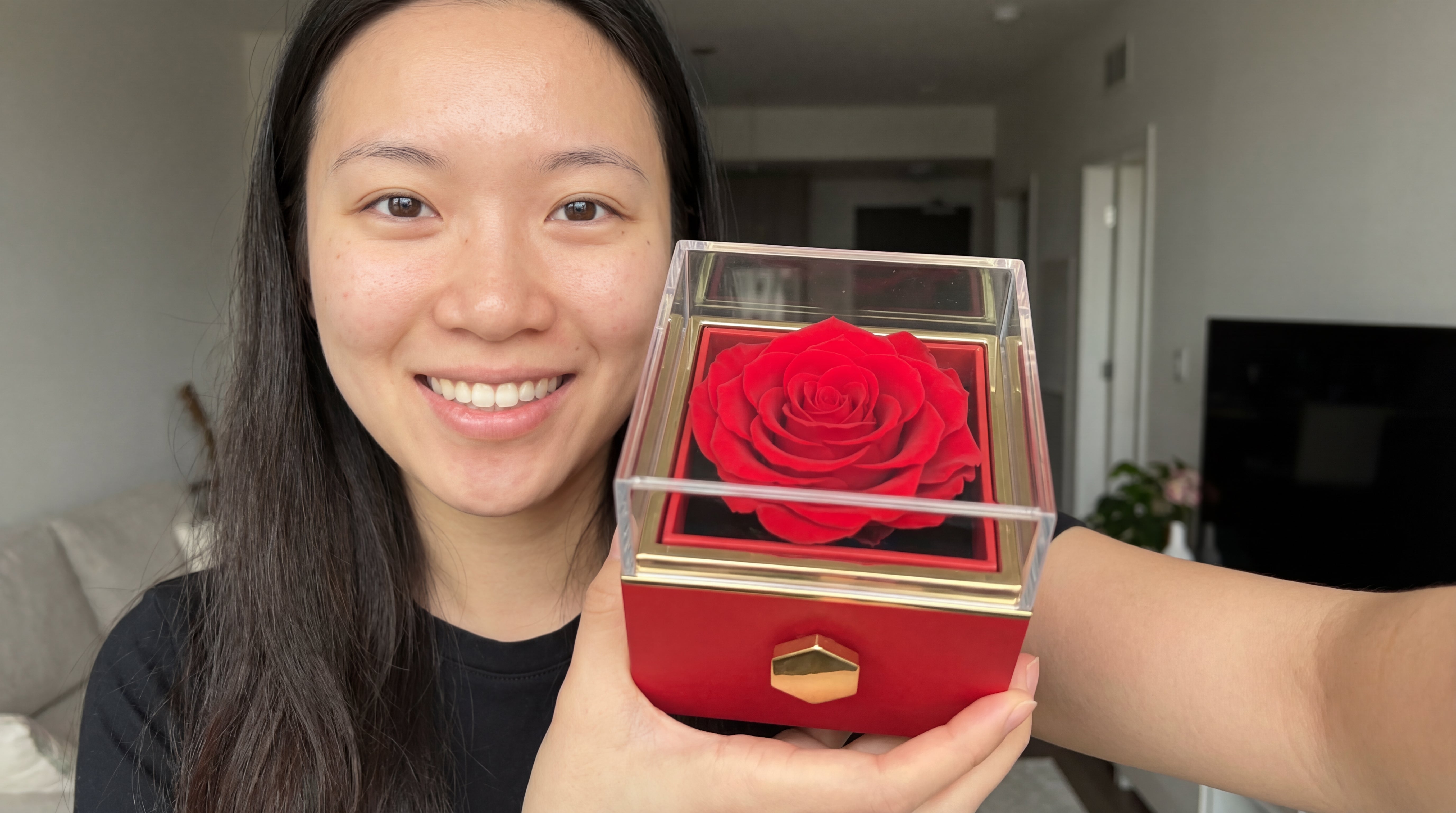 קופסת ורד אדומה עם שרשרת – רגע אחד שנשאר