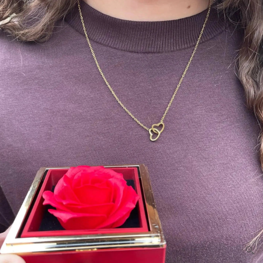 חבילת יום האהבה - אריזה רומנטית + ורד אדום + שרשרת בגוון זהב